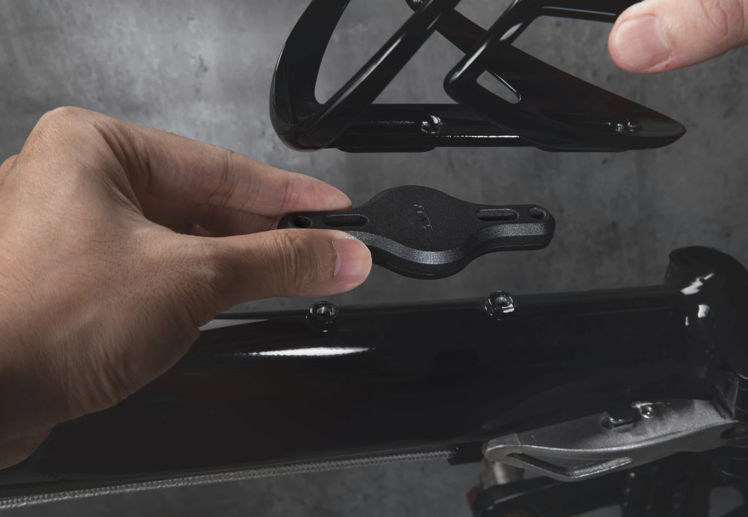 LAUT BIKE TAG Bottle AirTag Mount