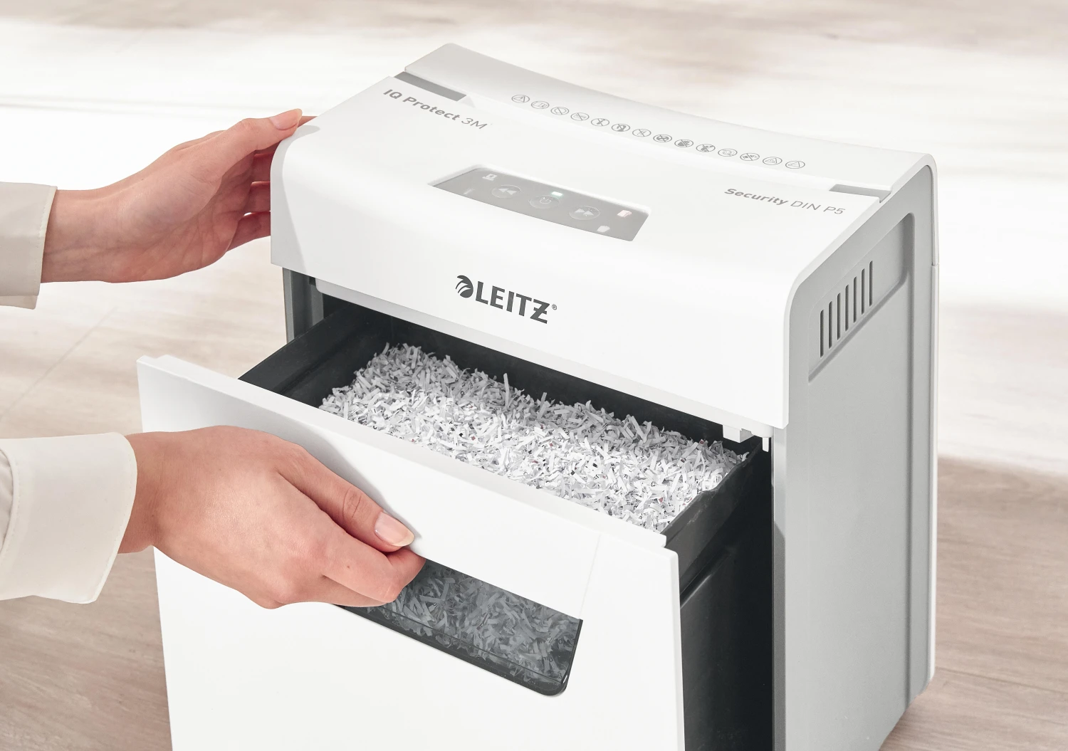 LEITZ Aktenvernichter IQ Protect 3M, P-5, 10lt