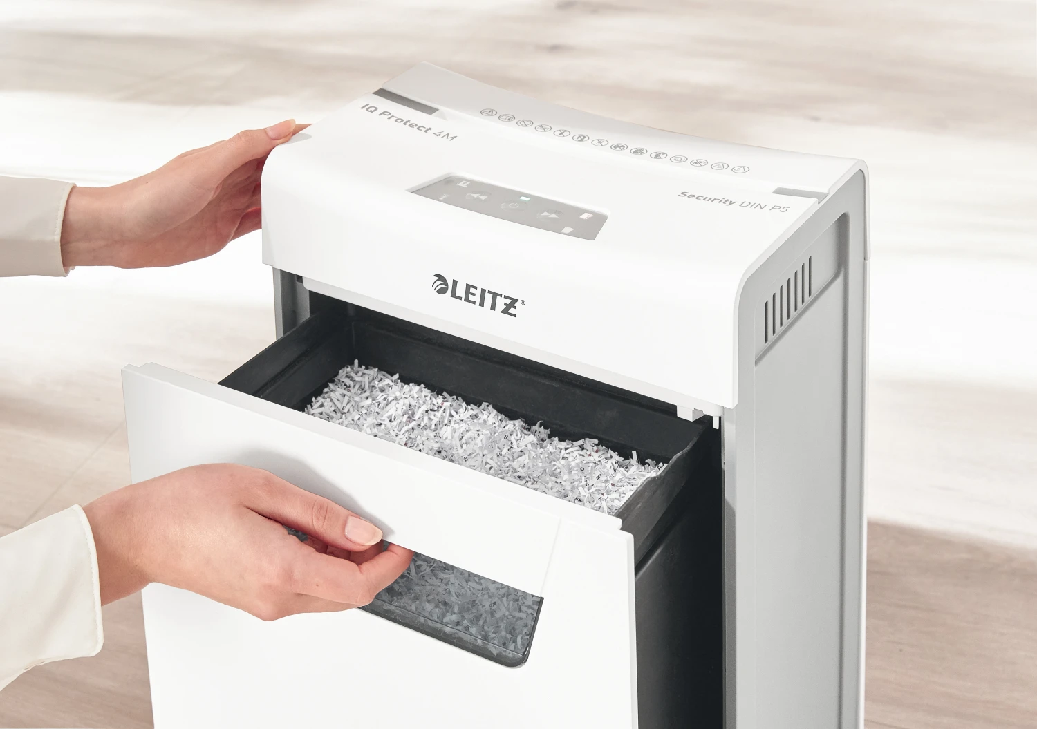 LEITZ Aktenvernichter IQ Protect 8X, P-4, 14lt