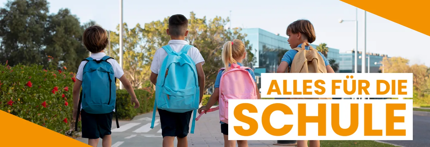 Drei Kinder mit Schulranzen auf dem Schulweg, Banner „Alles für die Schule"