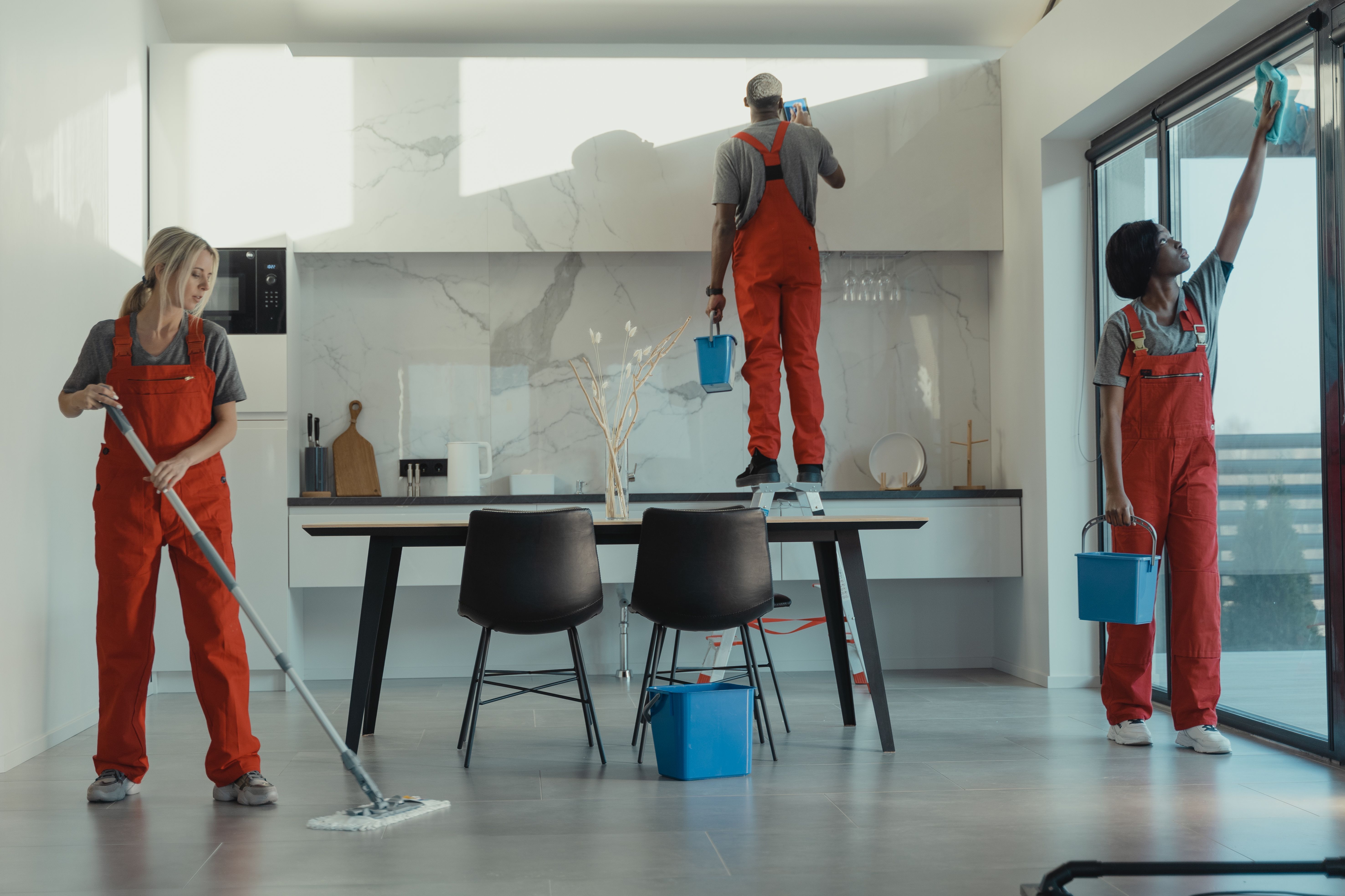 Professionelles Reinigungsteam bei der Büroreinigung in einem modernen Grossraumbüro